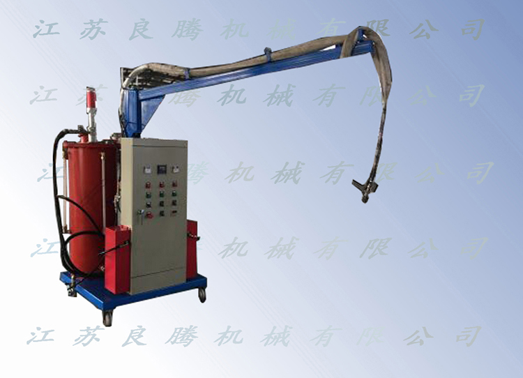 內(nèi)墻板發(fā)泡機(jī)